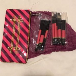 Unused MAC make-up brushes and pouch